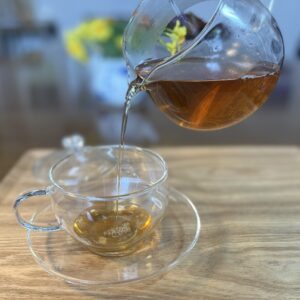 ハトムギ茶を透明のカップに注ぐところ